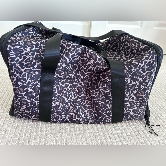 FABLETICS The Convertible Travel BagBrutalist Khaki Lisa Leo Animal Print NEW - Picture 6 of 12